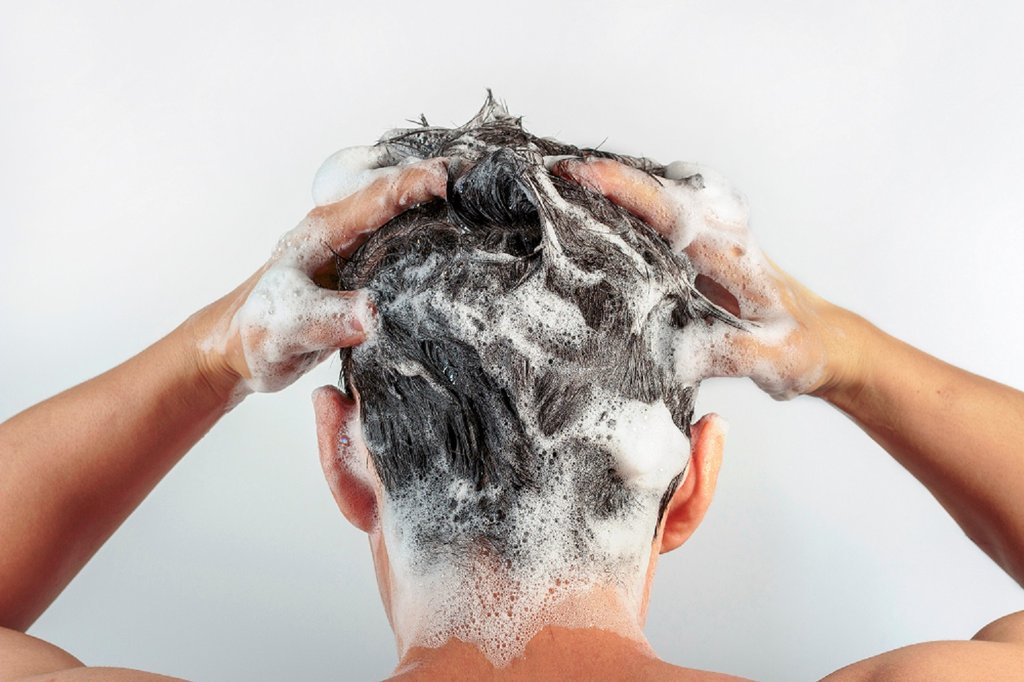 The 10 Do’s and Don’ts For Shampooing Men's Hair